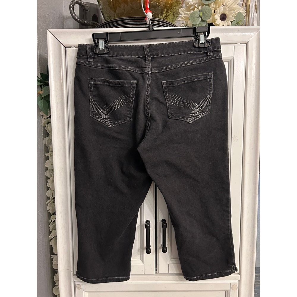 Black Stretch Denim Capri Pants Embellished Back Pockets Size 8 Stretchy - Picture 7 of 9